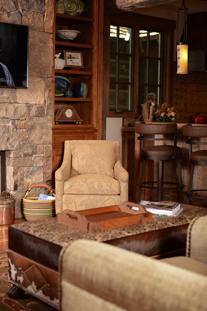 Foto på ett mellanstort rustikt allrum med öppen planlösning, med mörkt trägolv, en standard öppen spis, en spiselkrans i sten och en väggmonterad TV
