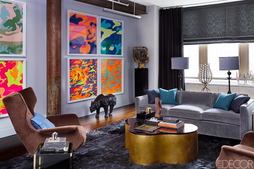 Идея дизайна: большая открытая гостиная комната в стиле фьюжн с фиолетовыми стенами и темным паркетным полом без камина, телевизора