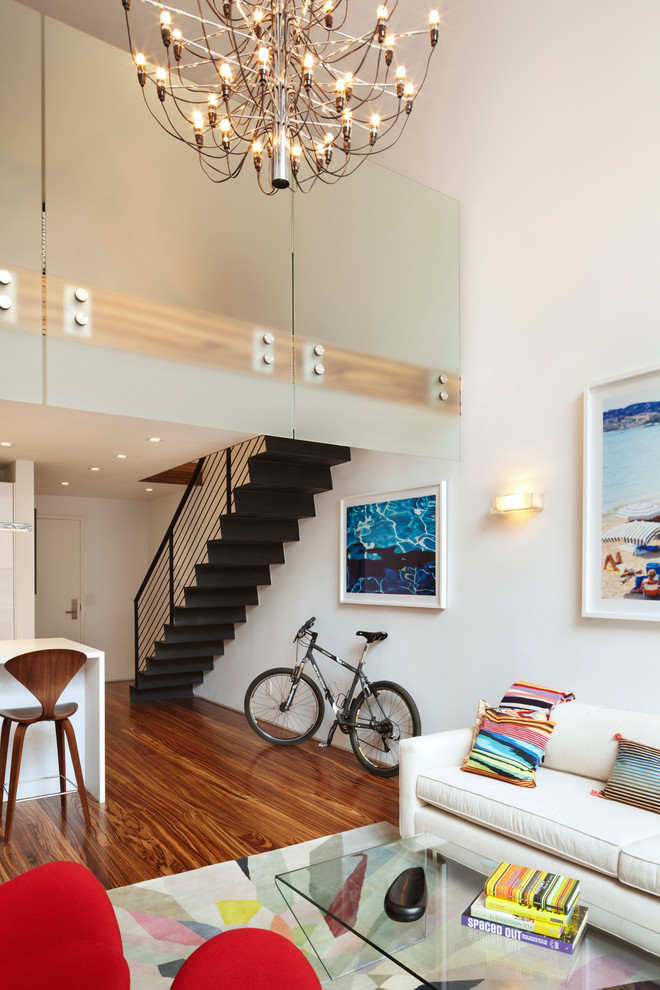 Immagine di un piccolo soggiorno minimal aperto con pareti bianche e pavimento in legno massello medio