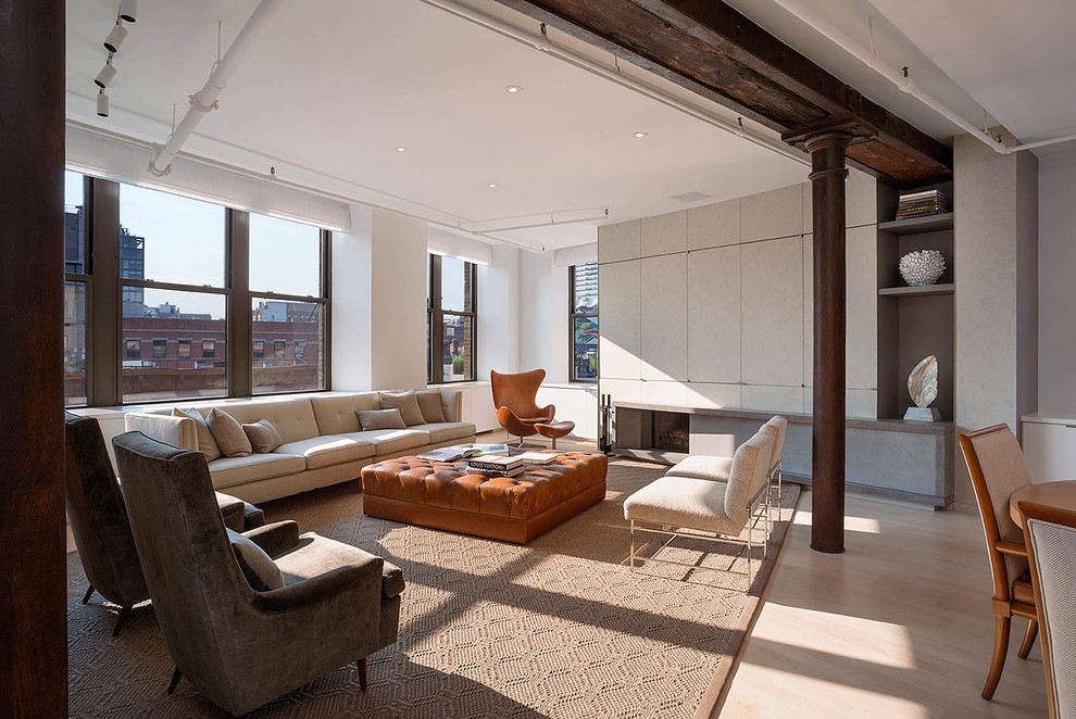 Стильный дизайн: гостиная комната в стиле модернизм с фасадом камина из бетона и скрытым телевизором - последний тренд