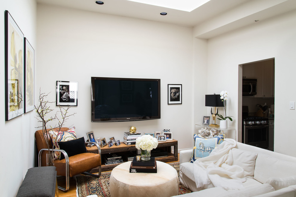 Inspiration för små klassiska separata vardagsrum, med ett finrum, vita väggar, en väggmonterad TV och mellanmörkt trägolv