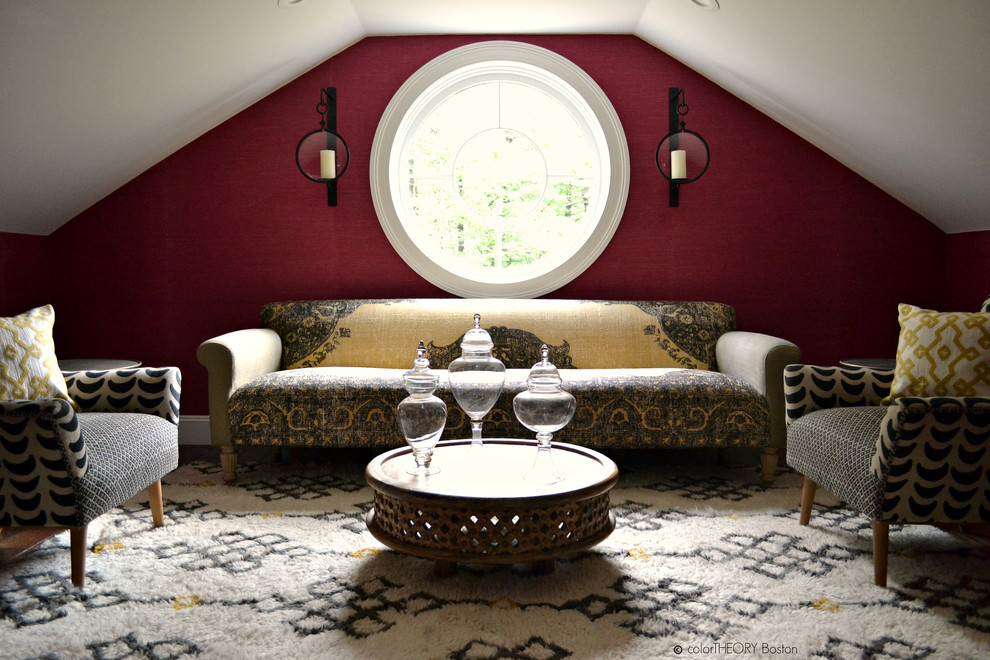 Cette image montre un grand salon traditionnel fermé avec un sol en bois brun, aucune cheminée, aucun téléviseur, un bar de salon et un mur rose.