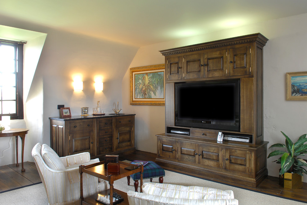 На фото: гостиная комната среднего размера в классическом стиле с