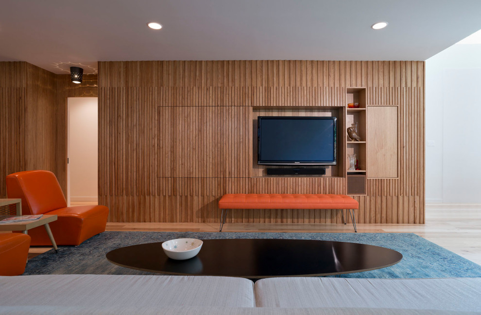 Modern inredning av ett stort allrum med öppen planlösning, med ett finrum, bruna väggar, ljust trägolv, en dold TV och brunt golv
