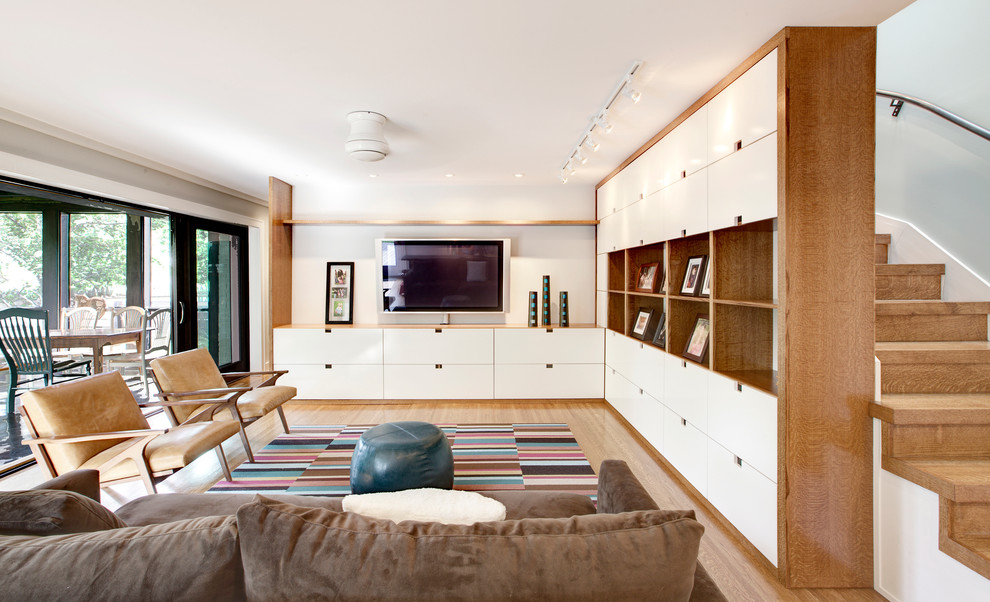 Foto på ett mellanstort minimalistiskt vardagsrum, med ett finrum, vita väggar, ljust trägolv och en väggmonterad TV