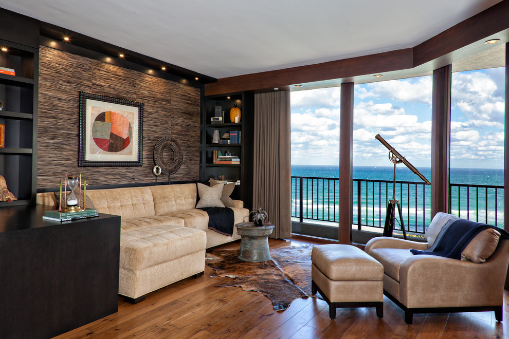 Mittelgroßes, Repräsentatives, Fernseherloses, Abgetrenntes Modernes Wohnzimmer ohne Kamin mit braunem Holzboden, brauner Wandfarbe und braunem Boden in Miami