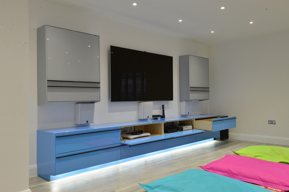 Foto på ett stort funkis separat vardagsrum, med ljust trägolv och en väggmonterad TV