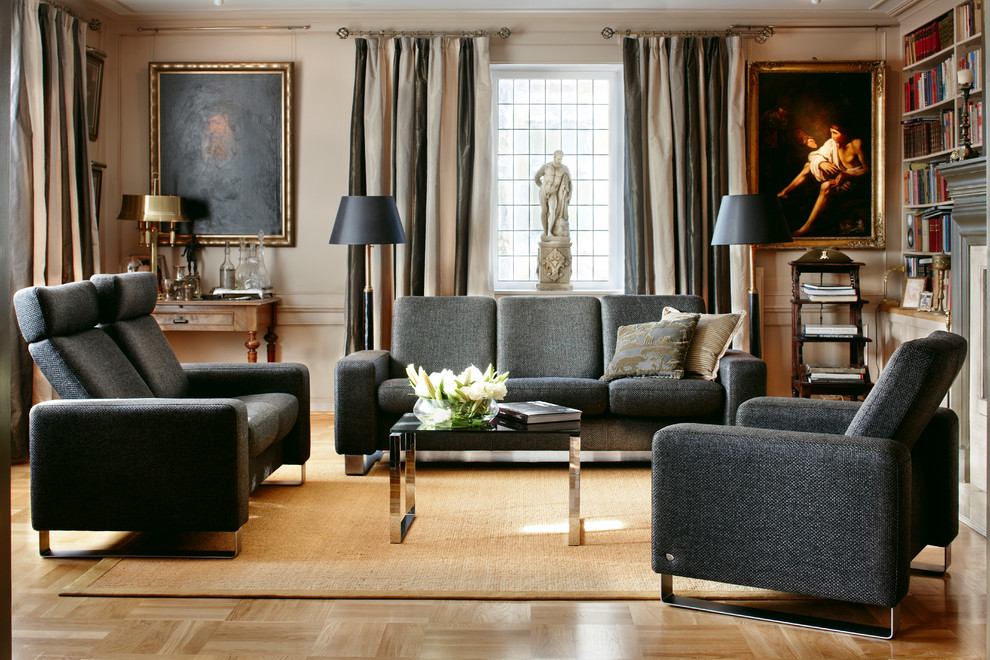 Immagine di un grande soggiorno chic con sala formale, pareti beige e parquet chiaro