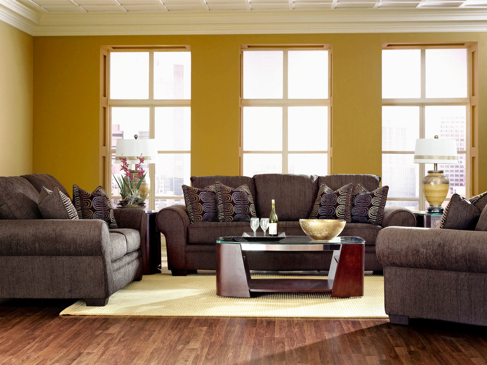 Mittelgroßes, Repräsentatives Klassisches Wohnzimmer mit gelber Wandfarbe und braunem Holzboden in Sonstige