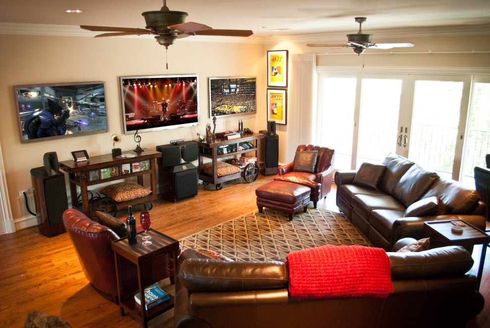 Стильный дизайн: гостиная комната в классическом стиле с паркетным полом среднего тона и телевизором на стене - последний тренд