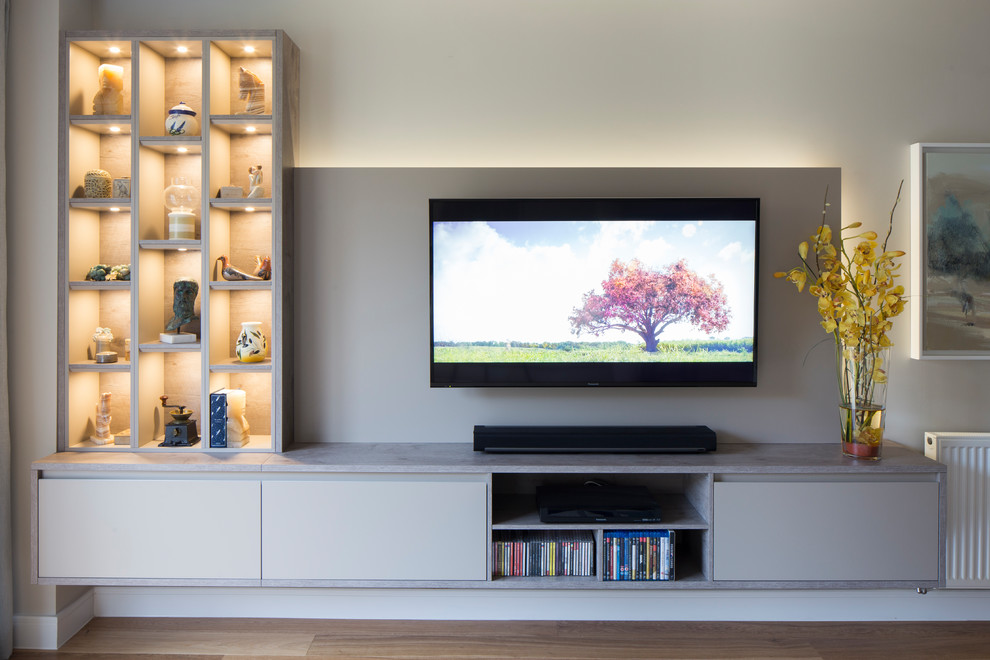 Modernes Wohnzimmer mit grauer Wandfarbe und TV-Wand in Berkshire