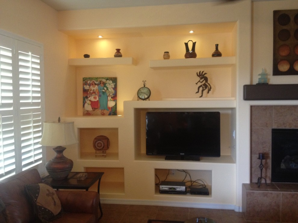 Mittelgroßes, Offenes Stilmix Wohnzimmer mit beiger Wandfarbe, Kamin, gefliester Kaminumrandung und Multimediawand in Phoenix