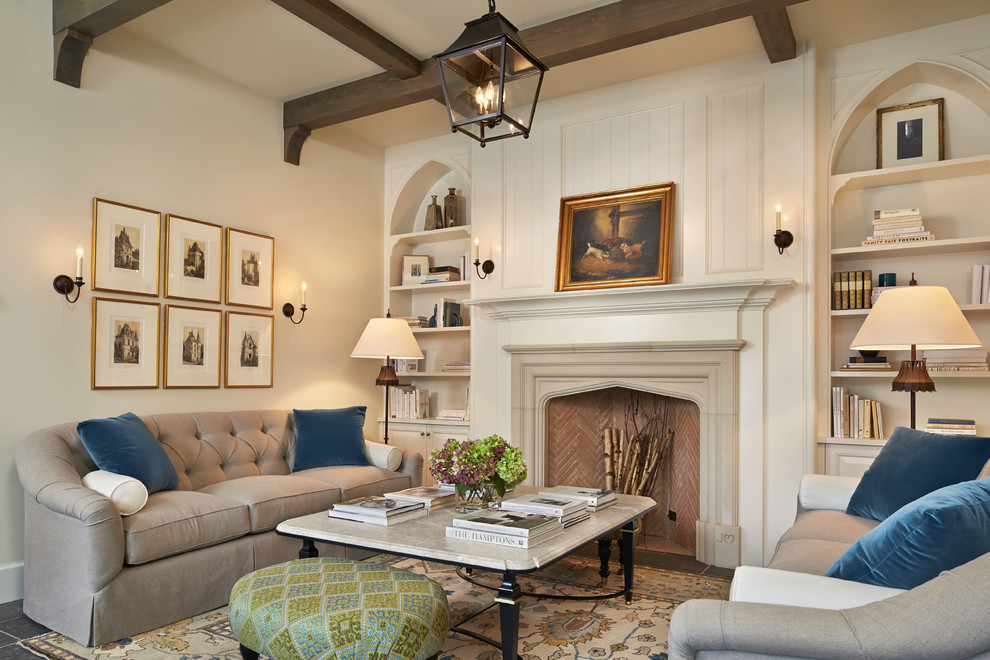 Esempio di un soggiorno classico con pareti beige e camino classico
