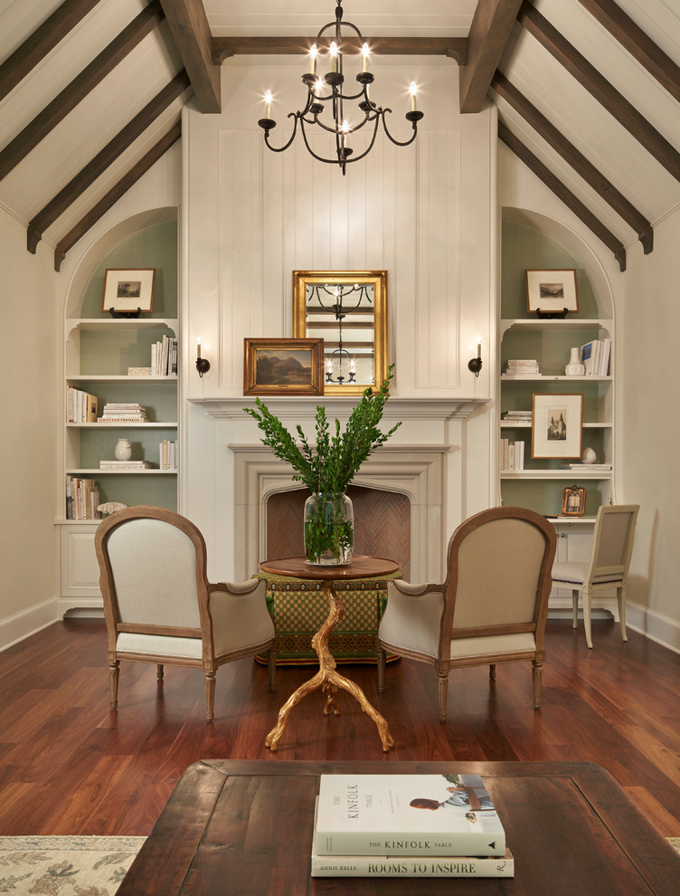 Inspiration pour un salon traditionnel avec un sol en bois brun et une cheminée standard.