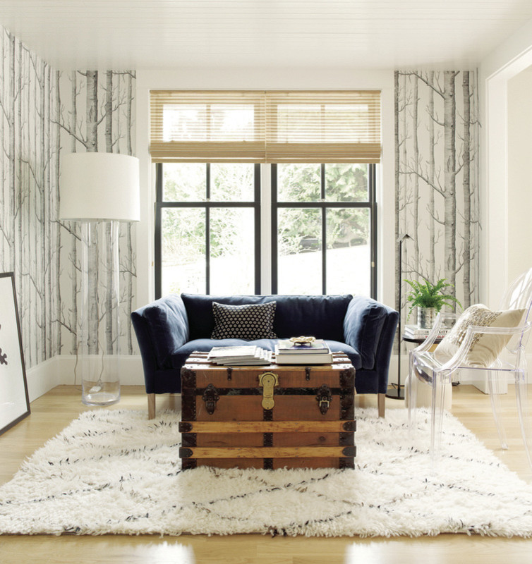 Inspiration för små moderna separata vardagsrum, med ett finrum, vita väggar, ljust trägolv och beiget golv