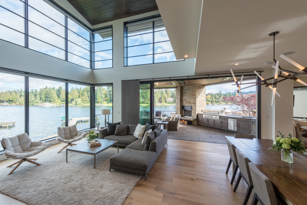 Modernes Wohnzimmer mit grauer Wandfarbe, braunem Holzboden und braunem Boden in Seattle
