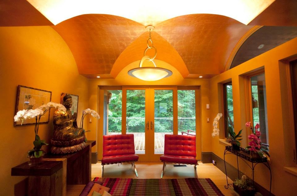 Diseño de salón para visitas cerrado asiático de tamaño medio sin chimenea y televisor con paredes beige, suelo de madera clara y suelo beige