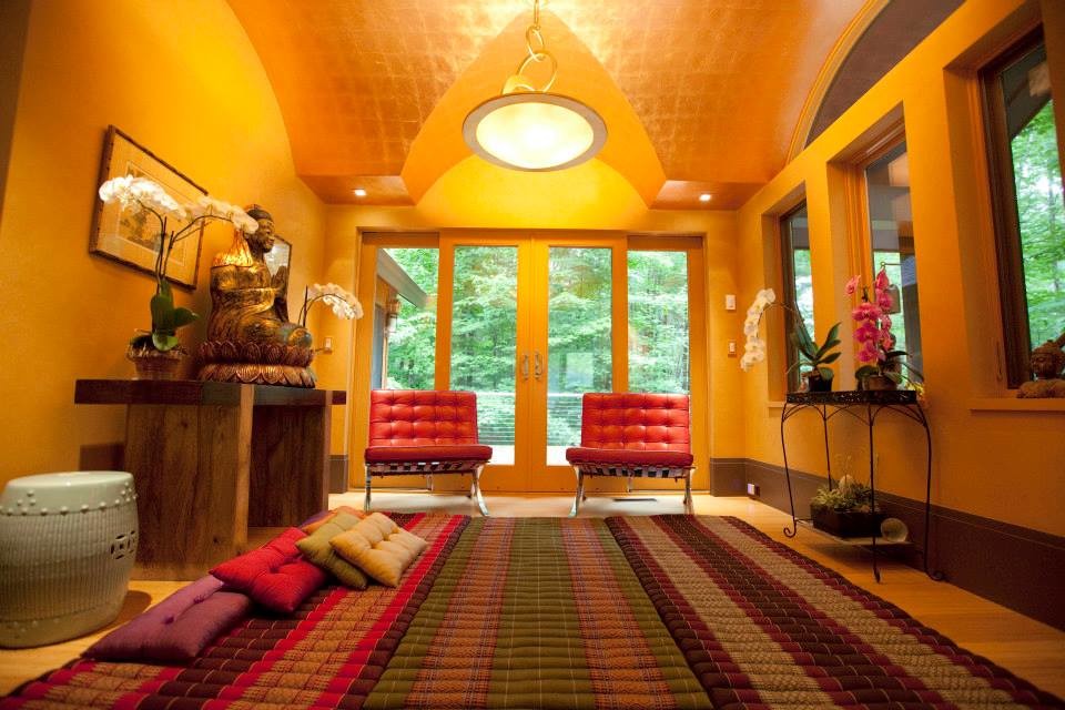 Immagine di un soggiorno etnico di medie dimensioni e chiuso con sala formale, pareti beige, parquet chiaro, nessun camino, nessuna TV e pavimento beige