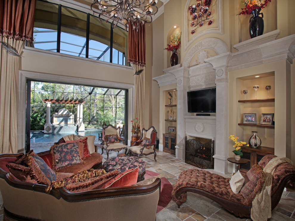 Стильный дизайн: большая гостиная комната в средиземноморском стиле с стандартным камином и телевизором на стене - последний тренд