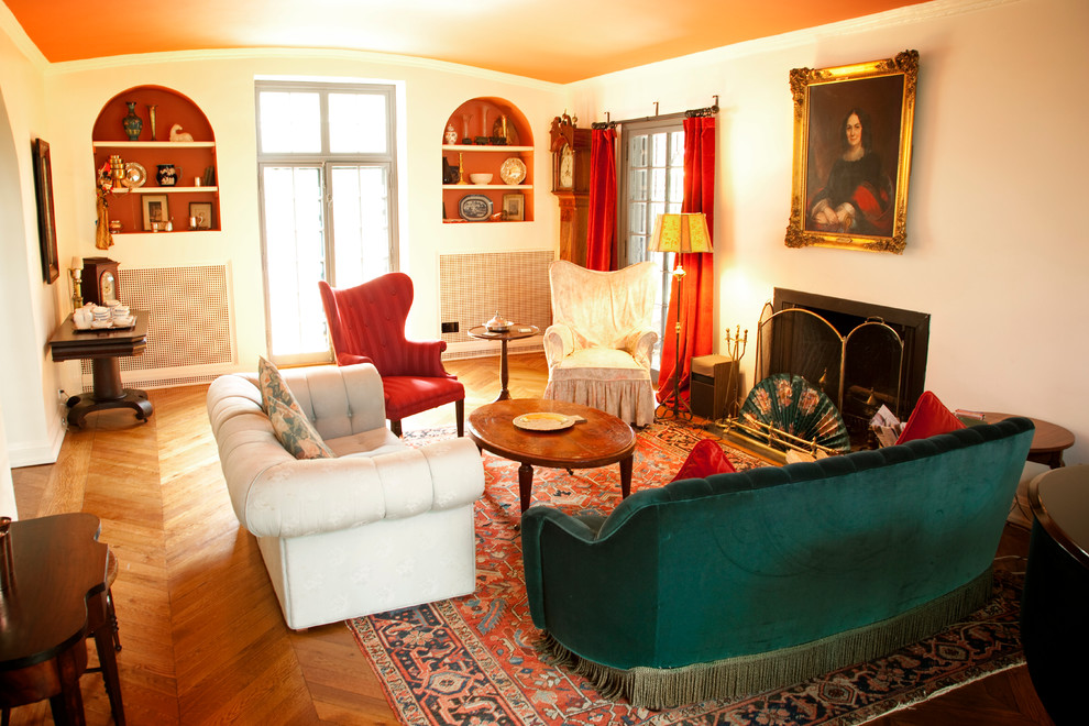 Aménagement d'un salon éclectique de taille moyenne et fermé avec une salle de réception, un mur blanc, une cheminée standard et un manteau de cheminée en plâtre.