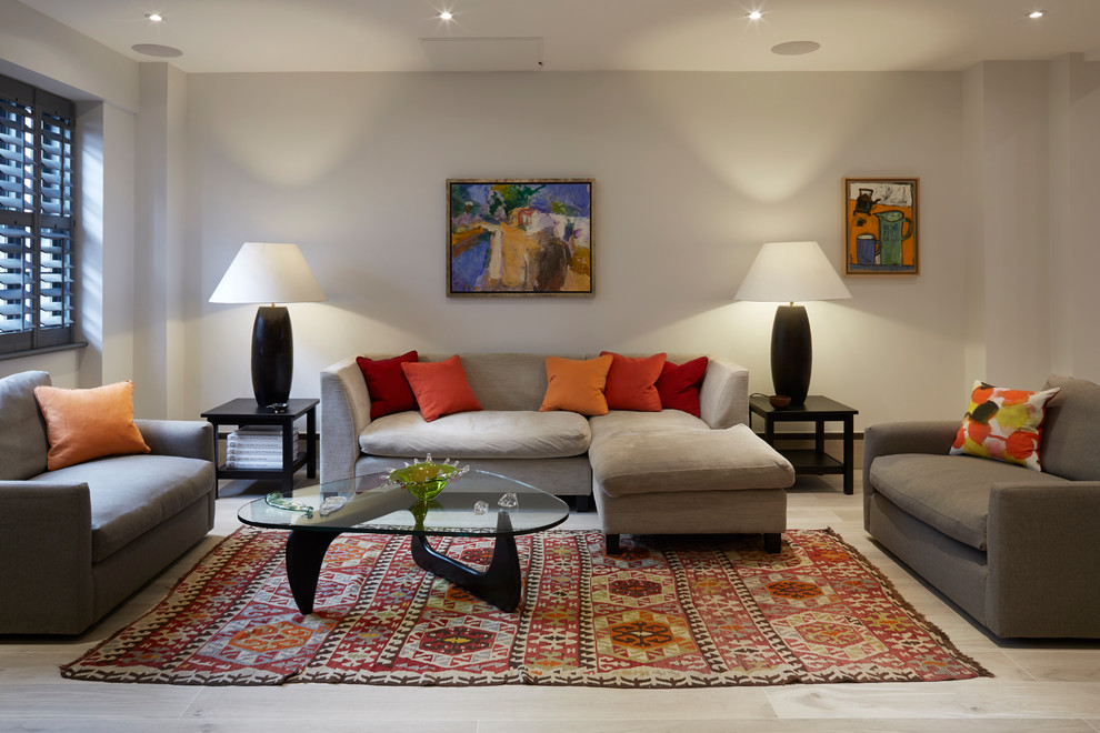 Ispirazione per un soggiorno mediterraneo di medie dimensioni e aperto con pareti beige, parquet chiaro e pavimento beige