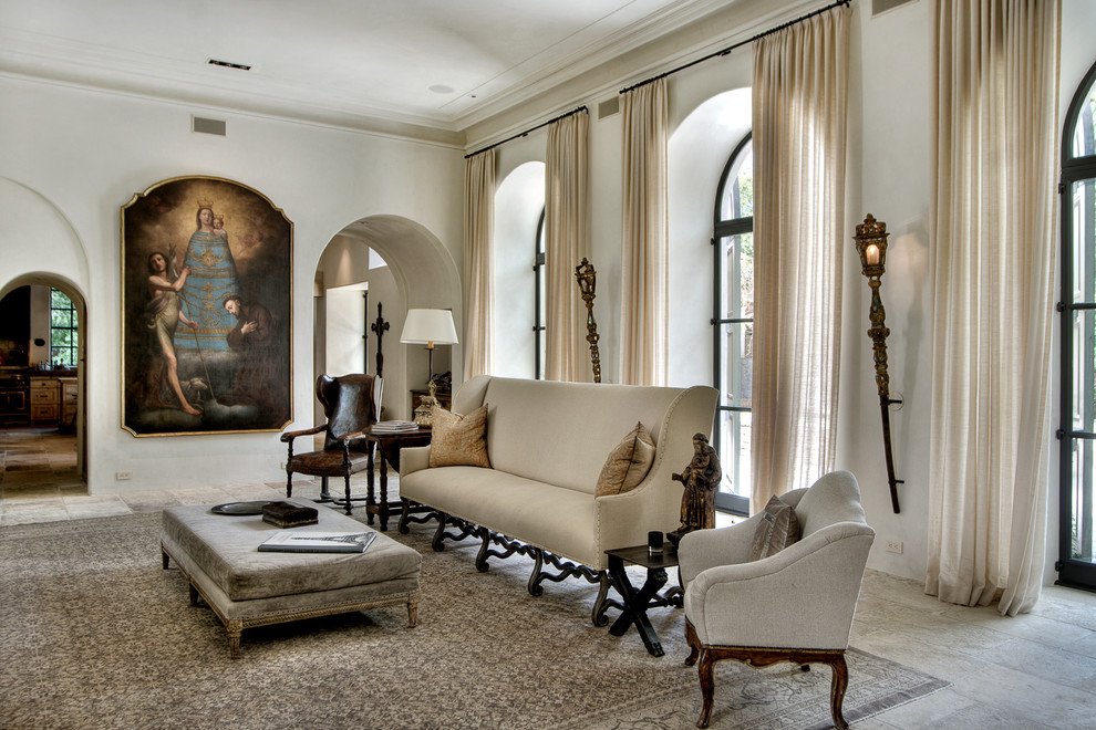 На фото: парадная гостиная комната в средиземноморском стиле с бежевыми стенами и ковром на полу
