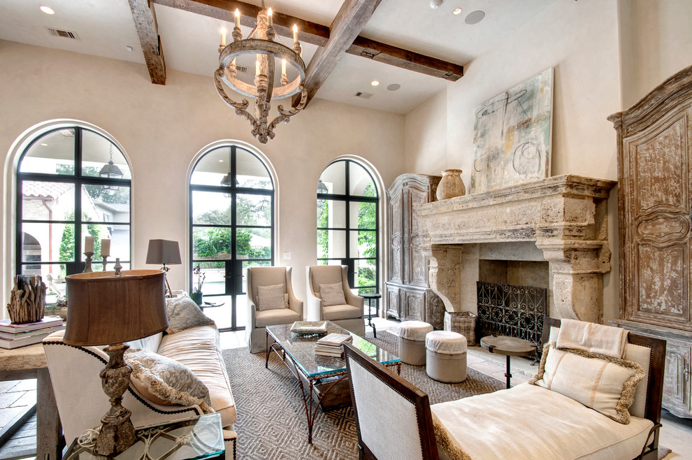 Repräsentatives Mediterranes Wohnzimmer mit beiger Wandfarbe und Kamin in Houston