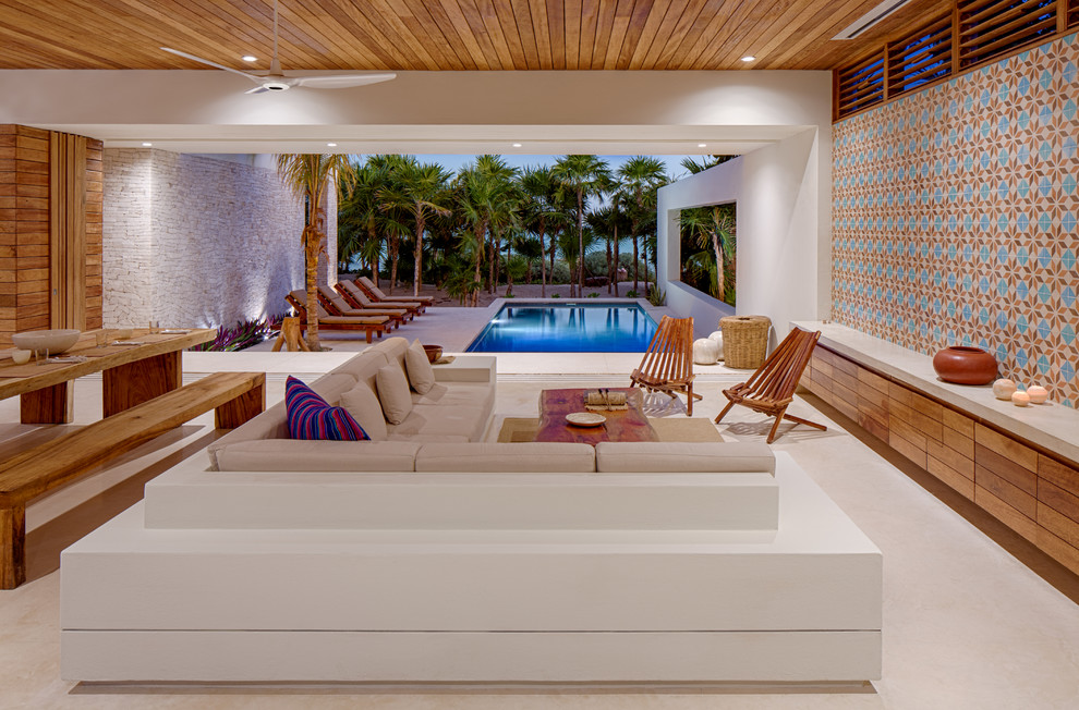 Свежая идея для дизайна: гостиная комната в средиземноморском стиле с разноцветными стенами и бежевым полом - отличное фото интерьера