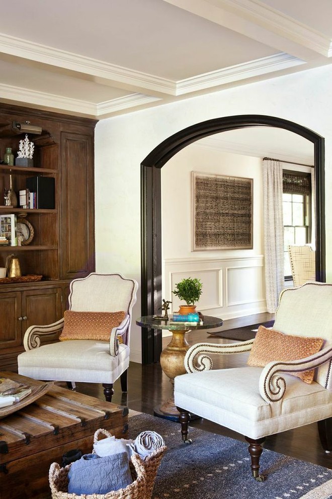 Пример оригинального дизайна: гостиная комната в средиземноморском стиле с белыми стенами и темным паркетным полом