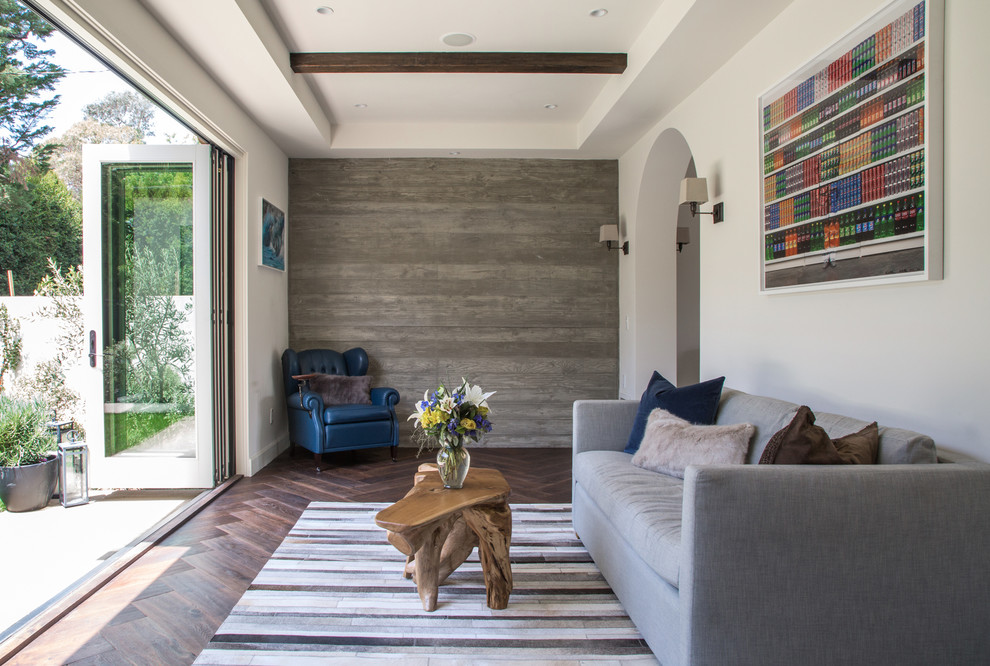 Mediterranes Wohnzimmer mit weißer Wandfarbe und dunklem Holzboden in Los Angeles