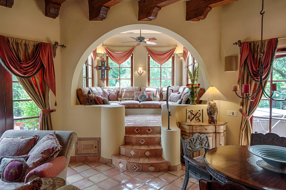 Offenes Mediterranes Wohnzimmer mit beiger Wandfarbe und Terrakottaboden in Sonstige