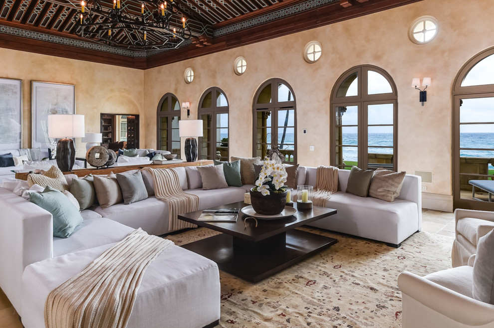Imagen de salón para visitas mediterráneo con paredes beige y arcos