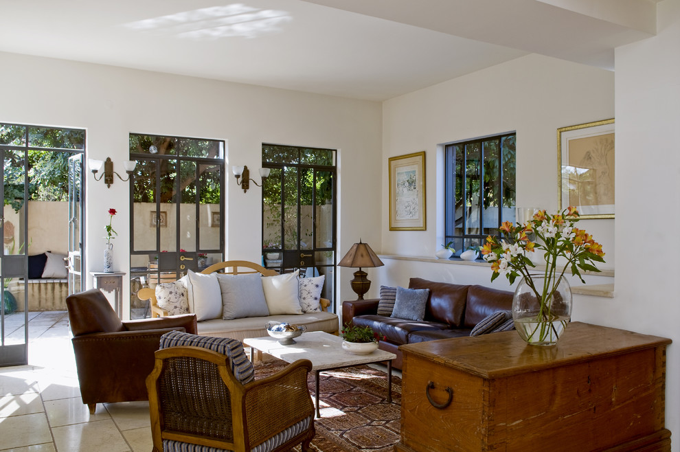 Foto di un soggiorno mediterraneo con pareti bianche e con abbinamento di divani diversi