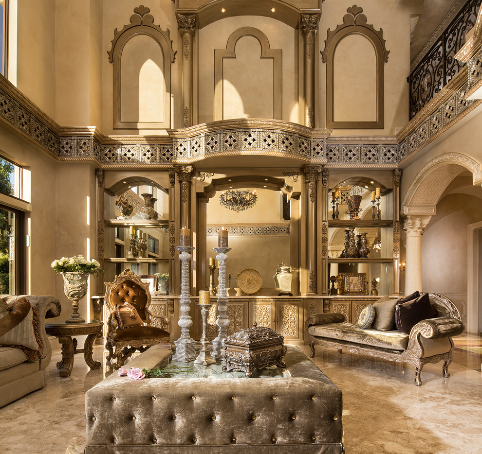 Пример оригинального дизайна: большая парадная, открытая гостиная комната в средиземноморском стиле с бежевыми стенами, бежевым полом, полом из травертина и акцентной стеной без телевизора, камина