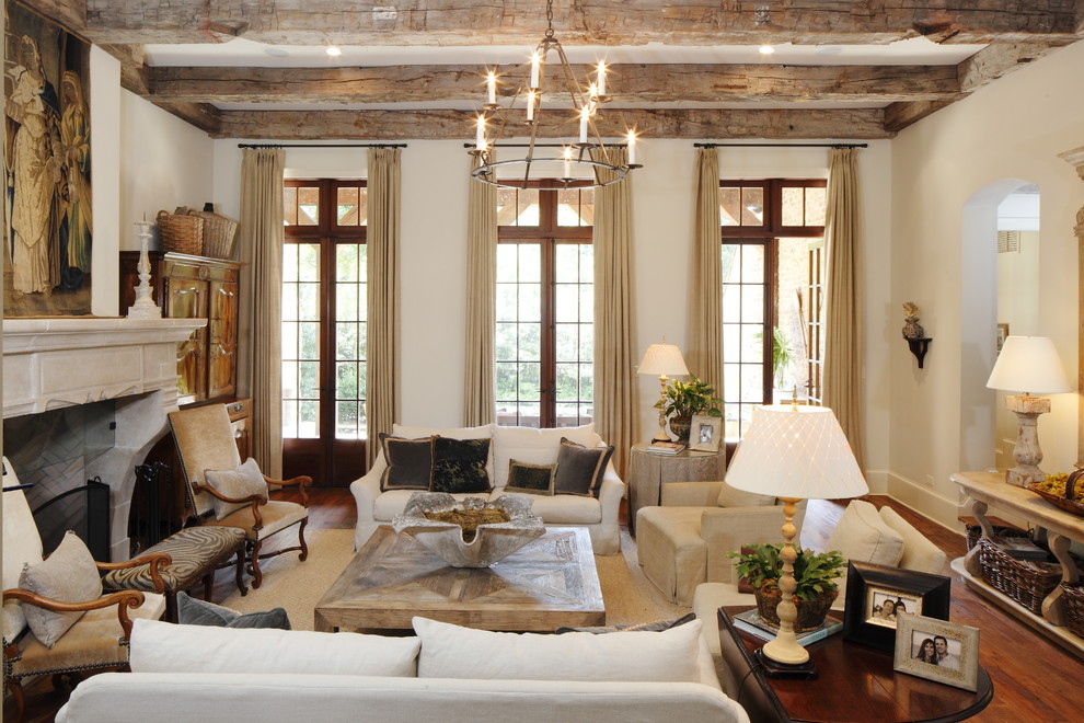 Repräsentatives, Abgetrenntes Mediterranes Wohnzimmer mit beiger Wandfarbe, braunem Holzboden, Kamin und Kaminumrandung aus Stein in Miami