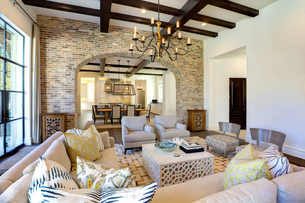 Großes, Offenes Mediterranes Wohnzimmer ohne Kamin mit weißer Wandfarbe, dunklem Holzboden und braunem Boden in Dallas