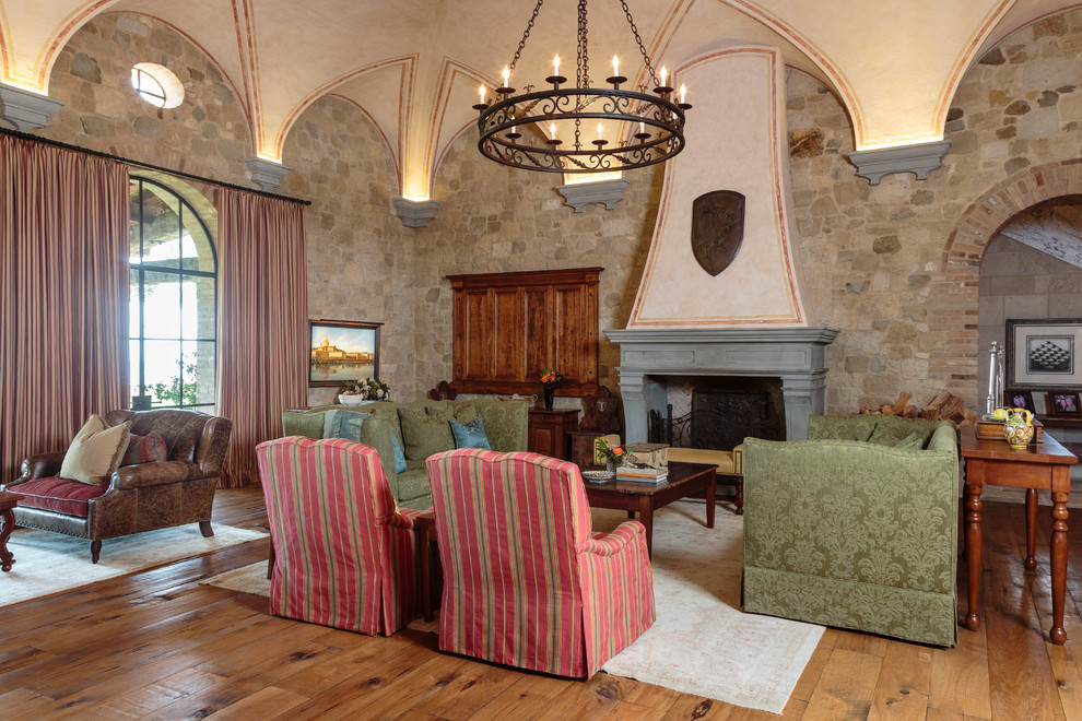 Foto di un grande soggiorno mediterraneo chiuso con sala formale, pareti beige, pavimento in legno massello medio, camino classico e pavimento marrone