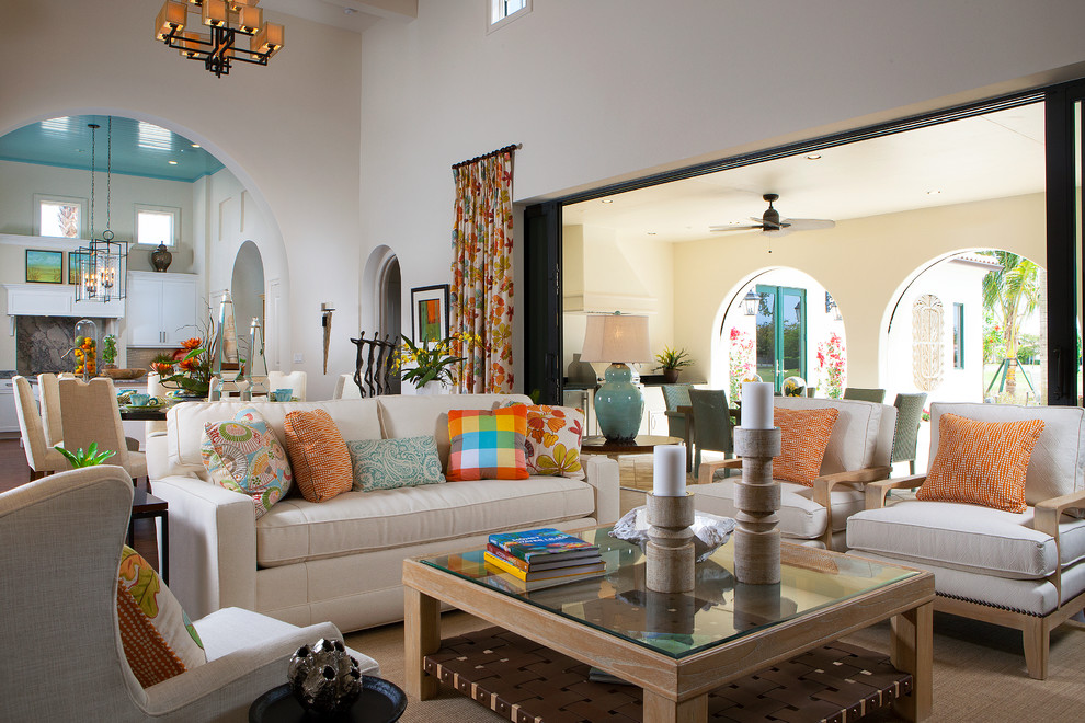Imagen de salón para visitas abierto mediterráneo con paredes beige y arcos