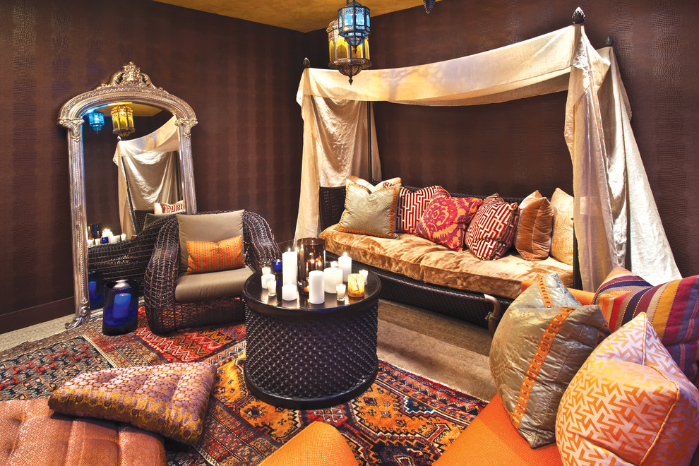 Exemple d'un salon romantique avec un mur marron.