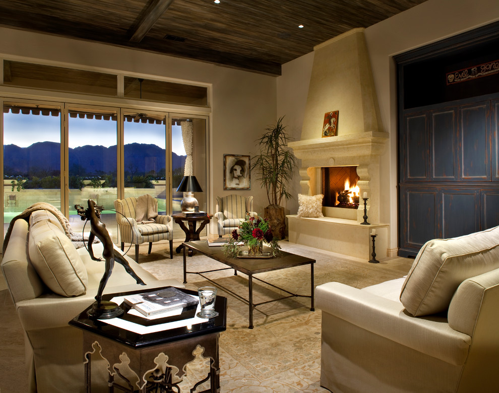 Foto di un soggiorno mediterraneo con pareti beige, camino classico e nessuna TV
