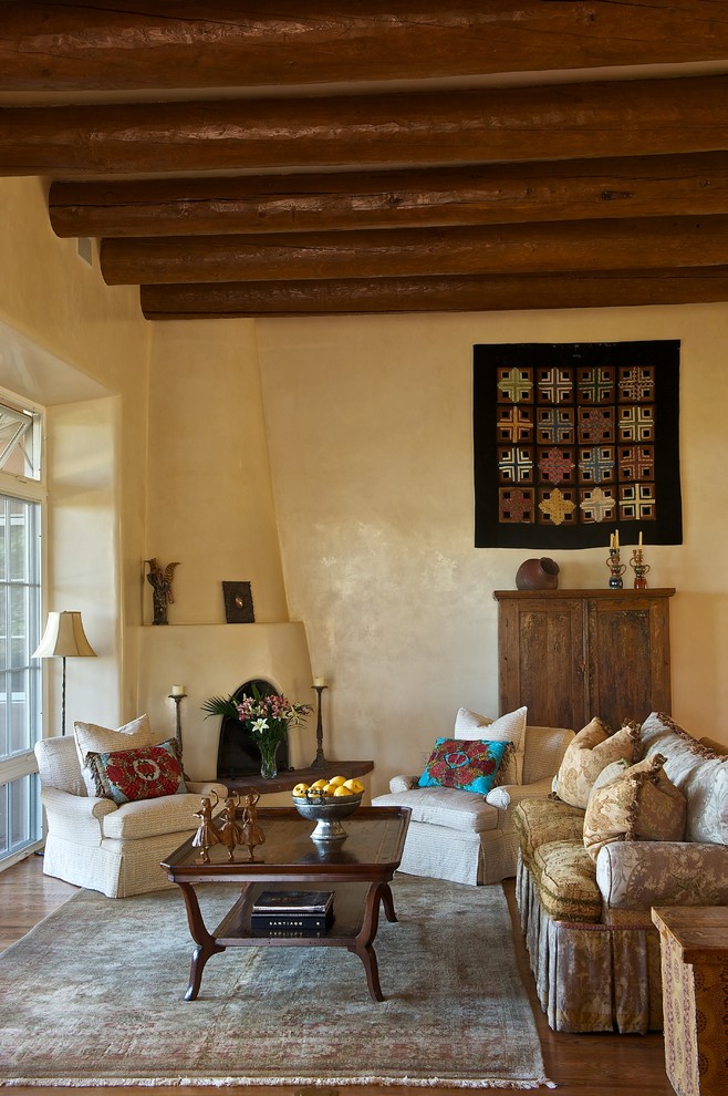 Foto de salón de estilo americano con paredes beige, suelo de madera oscura y chimenea de esquina