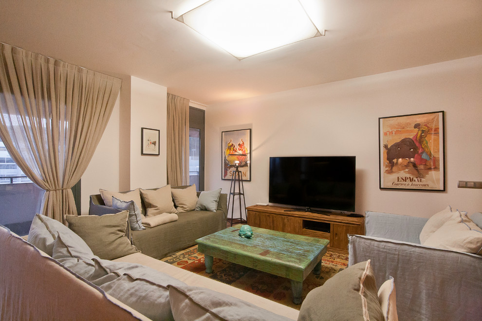 Идея дизайна: двухуровневая гостиная комната среднего размера в стиле неоклассика (современная классика) с отдельно стоящим телевизором, белыми стенами и ковровым покрытием