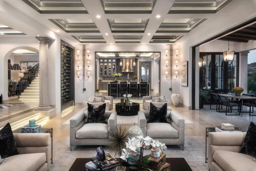 Пример оригинального дизайна: огромная парадная, открытая гостиная комната в стиле неоклассика (современная классика) с белыми стенами, мраморным полом, стандартным камином, фасадом камина из камня и белым полом без телевизора