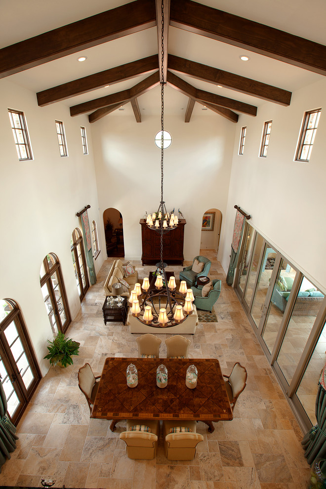 Foto di un grande soggiorno mediterraneo aperto con sala formale, pareti bianche, pavimento in travertino e pavimento beige