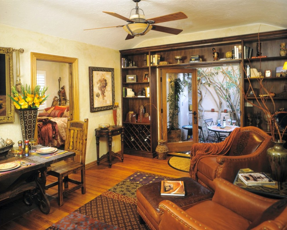 Ispirazione per un piccolo soggiorno stile rurale aperto con pareti beige e pavimento in legno massello medio