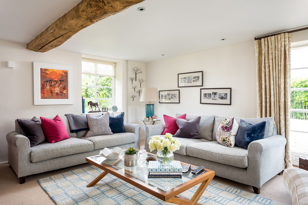 Großes, Repräsentatives, Abgetrenntes Landhausstil Wohnzimmer mit beiger Wandfarbe, Teppichboden und beigem Boden in Gloucestershire