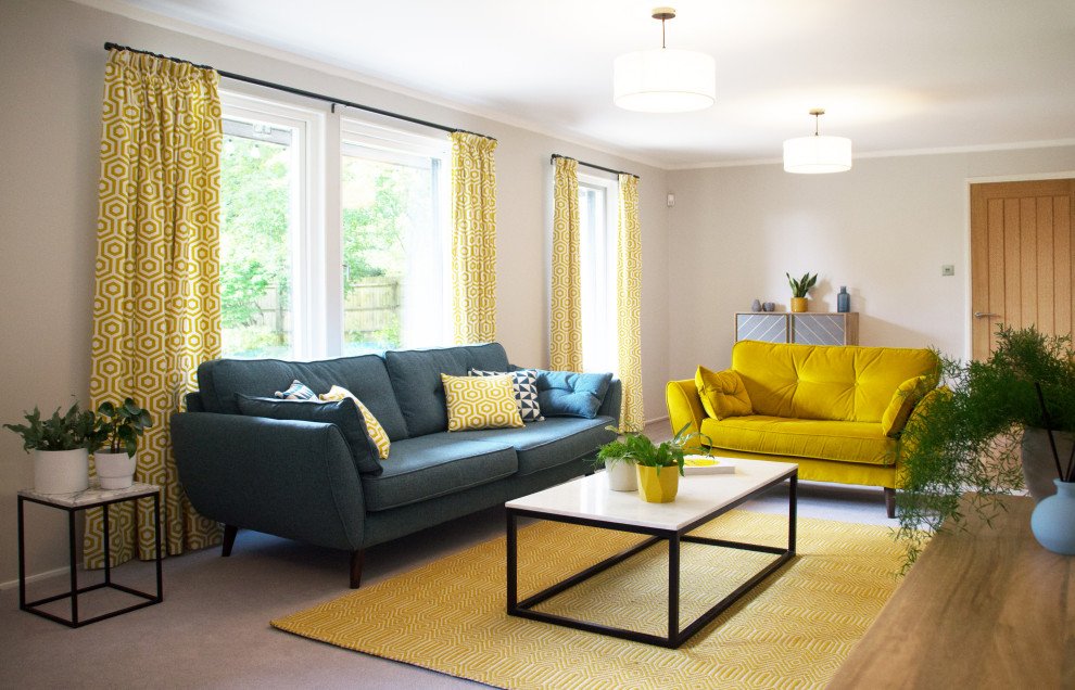 Großes, Abgetrenntes Modernes Wohnzimmer ohne Kamin mit grauer Wandfarbe, Teppichboden, TV-Wand und grauem Boden in Hampshire