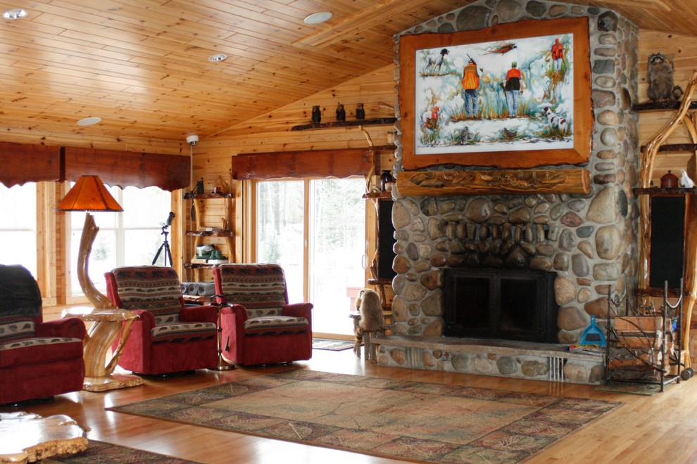 Idée de décoration pour un salon chalet de taille moyenne et ouvert avec un mur marron, une cheminée standard, un manteau de cheminée en pierre, parquet clair et un sol beige.