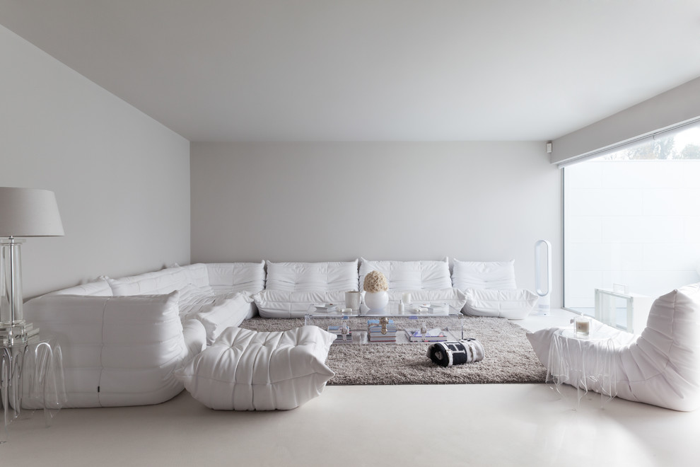 Bild på ett funkis vardagsrum, med vita väggar
