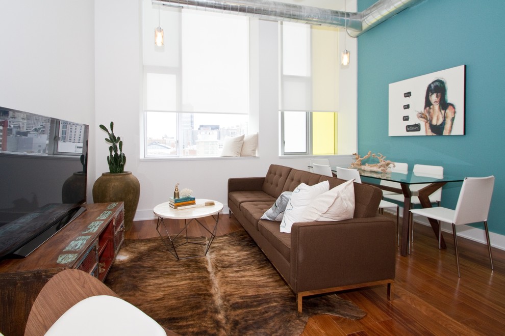 Ispirazione per un soggiorno minimal con pareti blu e TV autoportante